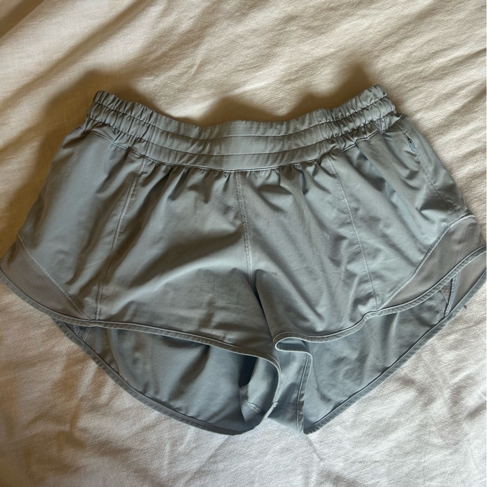 Lululemon low rise Hotty Hot 2.5”